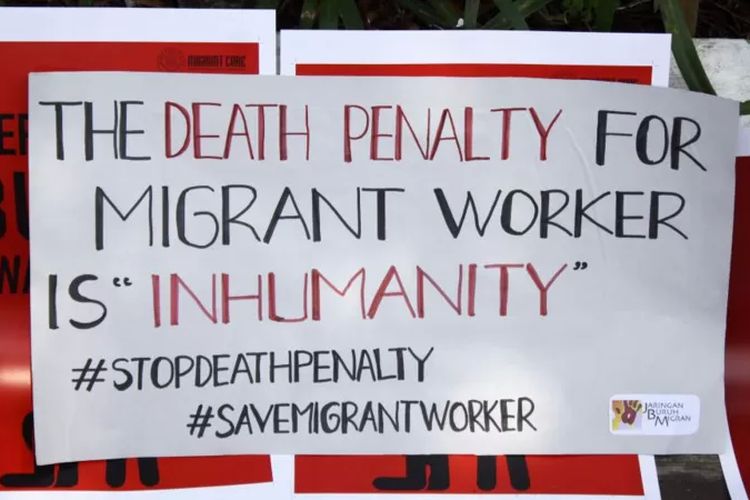 Puluhan masyarakat menggelar aksi unjuk rasa di Jakarta menolak hukuman mati bagi pekerja migran Indonesia di luar negeri.