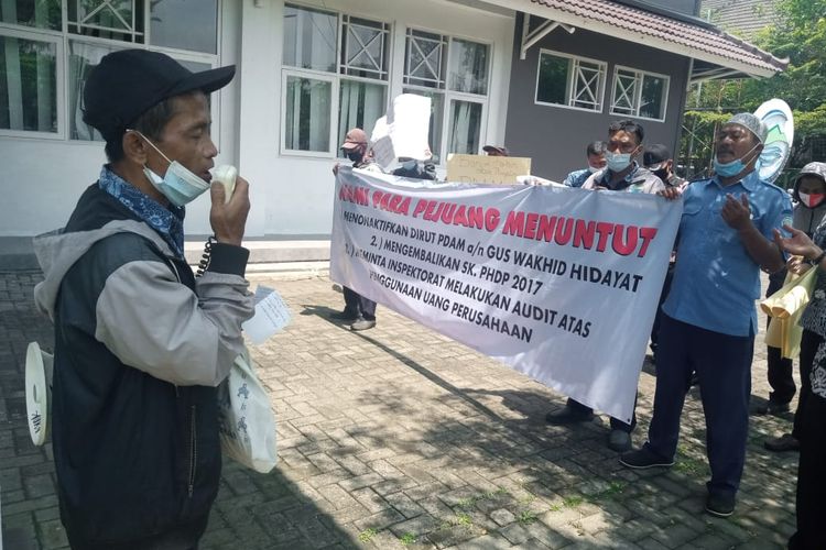 Karyawan PDAM Kabupaten Semarang melakukan aksi unjukrasa. 