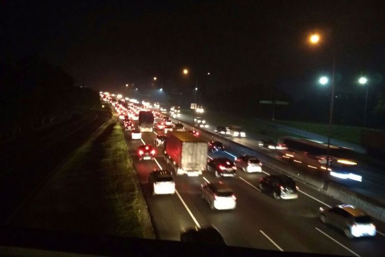 Lalu lintas di Tol Cikampek menuju Jakarta padat merayap, Selasa (26/12/2107) malam.