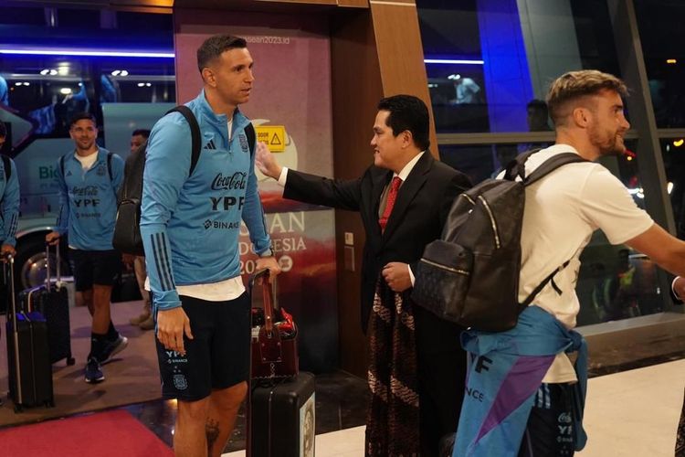 Kiper timnas Argentina, Emiliano Martinez, saat tiba di Indonesia dan disambut oleh perwakilan PSSI, Jumat (16/6/2023) malam WIB.