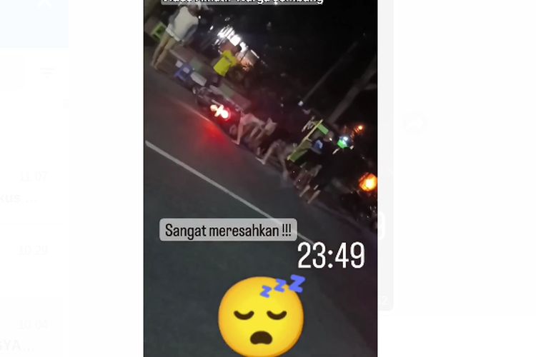 Tangkapan layar video penganiayaan oleh sekelompok orang kepada pengguna jalan di Jombang, Jawa Timur, Selasa (3/1/2023) malam.