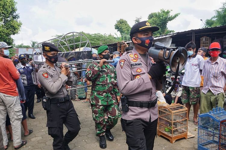Satgas Covid-19 melakukan operasi yustisi patroli membawa keranda mayat sebagai sanksi pelanggar protokol kesehatan di pasar hewan Kabupaten Purbalingga, Jawa tengah, baru-baru ini.