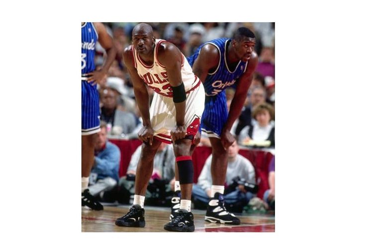 Michael Jordan kala mengenakan sepatu Nike Flight yang merupakan signature shoe Penny Hardaway, ketika Chicago Bulls bertanding melawan Orlando Magic di babak playoff kompetisi NBA tahun 1995.