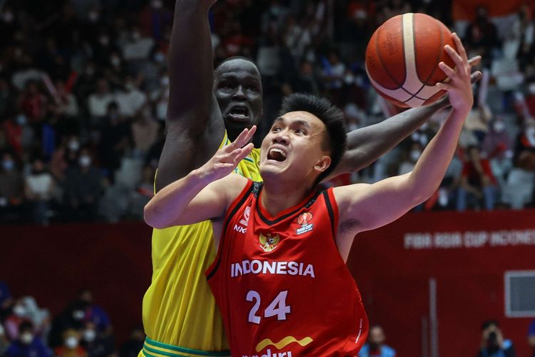 Pemain tim basket Indonesia, Agassi Goantara berusaha melewati pemain tim basket Australia, Thon Maker pada laga pamungkas Grup A FIBA Asia Cup 2022 di Istora Senayan, Jakarta, Sabtu (16/7/2022). Timnas basket Indonesia dikalahkan Australia dengan skor 53-78.