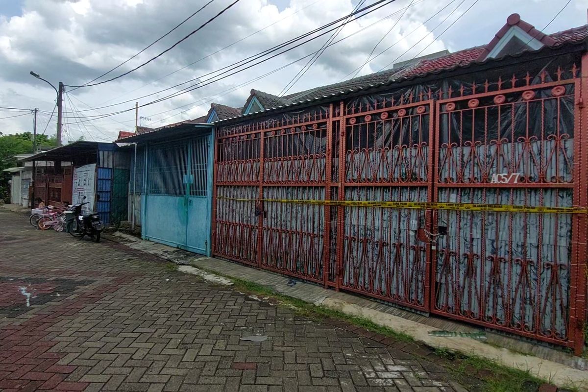 Satu bulan setelah satu keluarga ditemukan meninggal dunia hingga berbau busuk, rumah di Perumahan Citra Garden 1 Extension, Kalideres, Jakarta Barat, masih digaris polisi pada Sabtu (10/12/2022). 