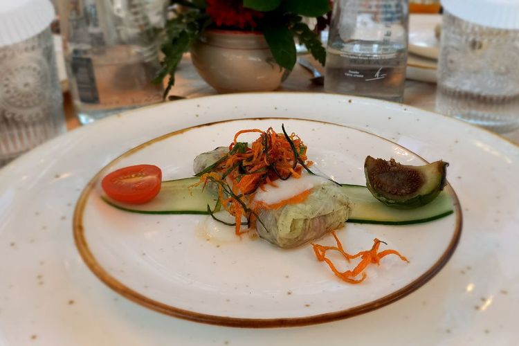 Menu di Pracimasana: Brubus terbuat dari daging giling berempah dibungkus dengan sawi, disajikan bersama areh.