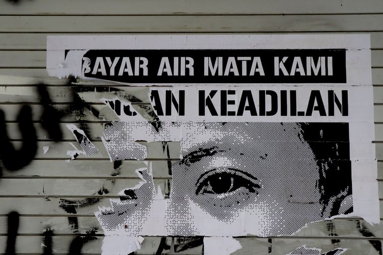 Sisa poster yang masih tertempel hingga 6 bulan pasca Tragedi Kanjuruhan 1 Oktober lalu yang menelan 135 korban jiwa dan 500an korban luka-luka akibat gas air mata usai pertandingan pekan ke-11 Liga 1 2022-2023 yang berakhir dengan skor 2-3 di Gate 13 Stadion Kanjuruhan Kepanjen Kabupaten Malang, Sabtu (1/3/2023) sore.