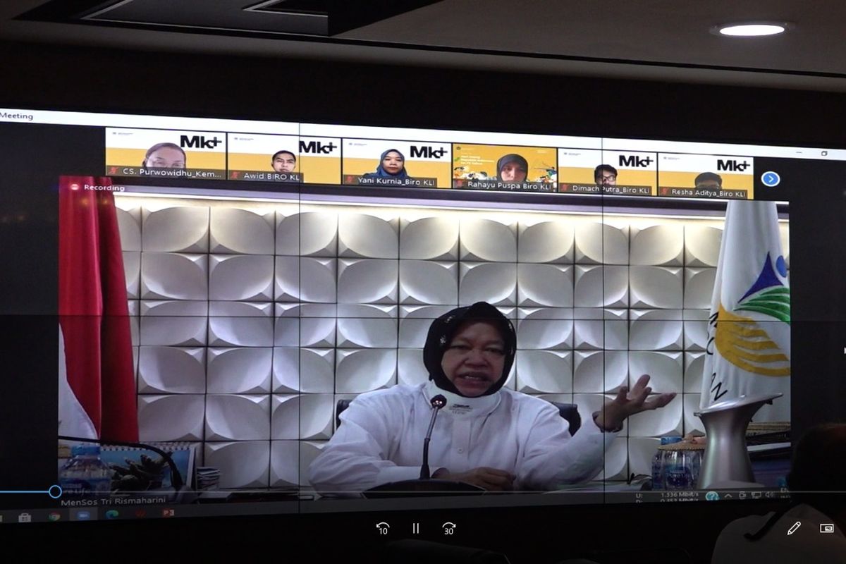 Menteri Sosial Tri Rismaharini dalam wawancara dengan media keuangan melalui video conference, Rabu (8/9/2021).

