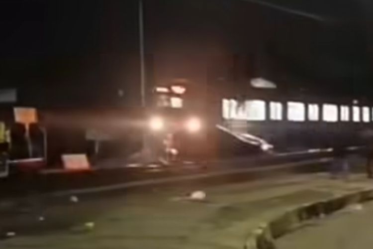 Mobil Tertabrak Kereta Saat Terobos Pelintasan di Bogor, Diduga Ikuti Google Maps