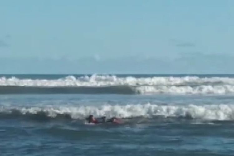Detik-detik Tiga Wisatawan Terseret Arus Parangtritis dan Diselamatkan