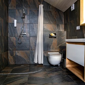 Ilustrasi area shower kamar mandi, tirai shower. 