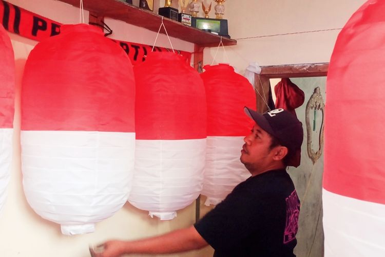 Ahmad Syamsudin, pemilik usaha lampion di Jalan Binor, Kecamatan Blimbing, Kota Malang, Jawa Timur. 