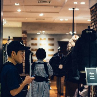 Ilustrasi orang di mall, fenomena rohana dan rojali. 