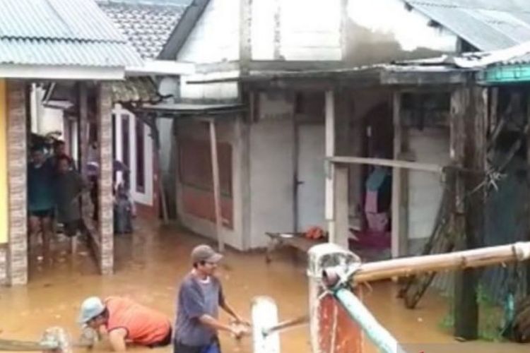 Banjir menggenangi permukiman warga di Desa Sukanagara, Kecamatan Sukanagara, Kabupaten Cianjur, Provinsi Jawa Barat, Selasa (2/11/2021). 