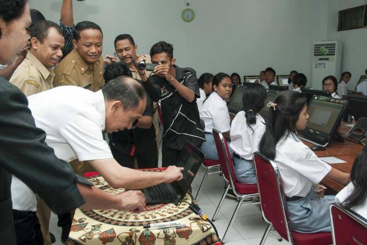 Gubernur Maluku, Said Assagaff saat meninjau pelaksanaan Ujian Nasinal Berbasis Komputer (UNBK) di SMA Negeri 1 Ambon pada hari pertama, Senin (10/4/2017)