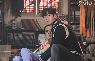 Ju-kyung jatuh di pelukan Soo-ho saat keduanya berkunjung ke toko buku komik horor.