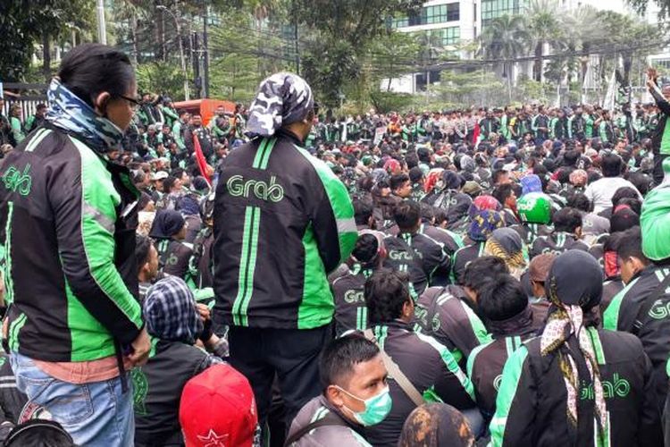 Massa driver GrabBike yang unjuk rasa di kantor Grab Indonesia di Jalan Denpasar, Kuningan, Jakarta Selatan dikawal ratusan aparat kepolisian. Kamis (5/1/2017)
