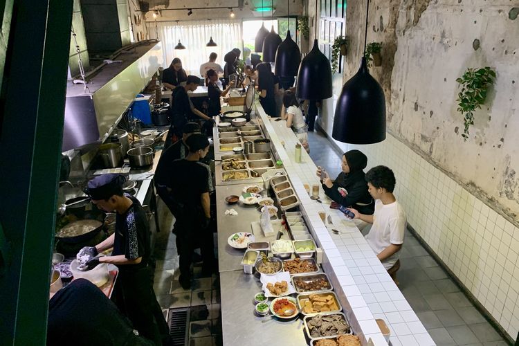Dapur Uma Oma Cafe Blok M, Jakarta Selatan, di lantai satu.