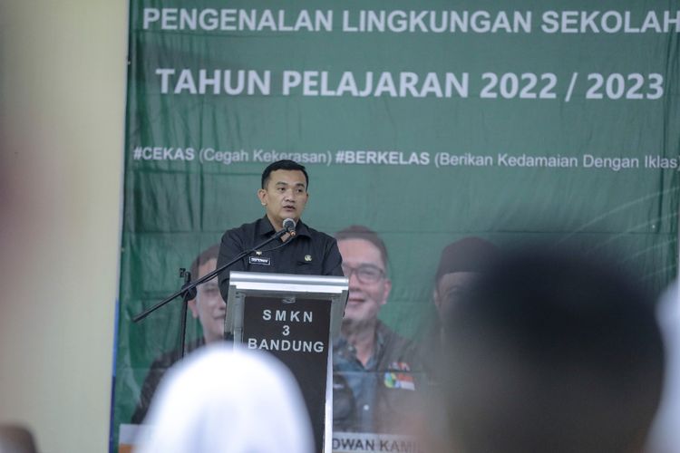 Kadisdik Jawa Barat (Jabar), Dedi Supandi pada pembukaan MPLS atau PLS di SMKN 3 Bandung, Kota Bandung, Senin (18/7/2022).