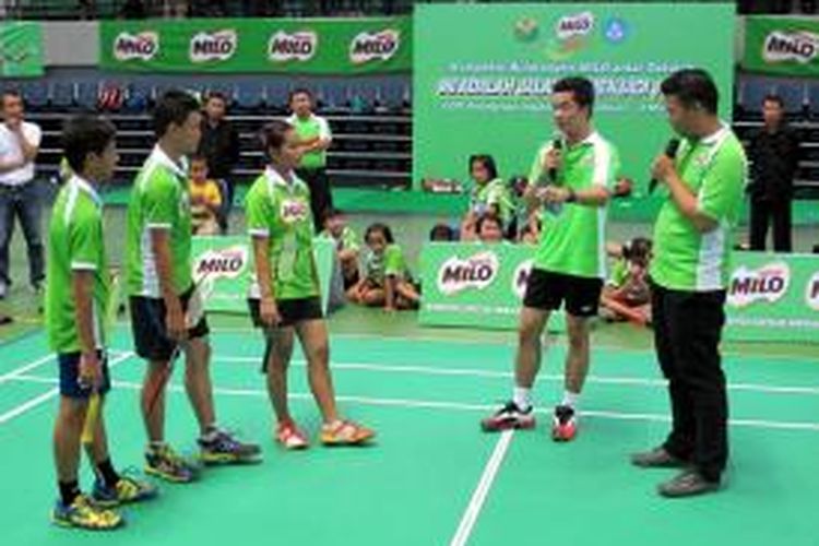 Taufik Hidayat memberi kursus singkat  dan motivasi buat peserta MILO School Competiton di GOR Amongraga, Yogyakarta, Sabtu (1/3/2014).