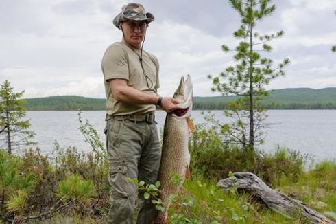 Oposisi Rusia: Putin Tangkap Ikan 21 Kg? Itu Bohong!