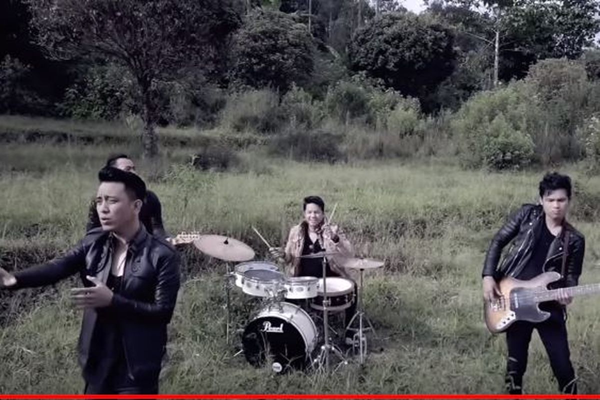 Tangkapan layar vide klip Salah Apa Aku yang dinyanyikan group band Ilir 7