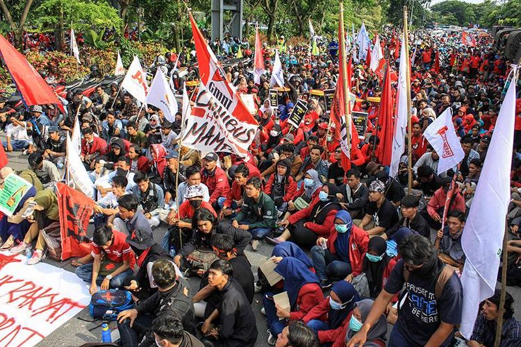 Massa buruh dan mahasiswa yang tergabung dalam aliansi Gerakan Tolak Omnibus Law (GETOL) berunjuk rasa di Jalan Frontage Ahmad Yani, Surabaya, Jawa Timur, Rabu (11/3/2020). Mereka mendesak pemerintah pusat membatalkan RUU Cipta Kerja (Omnibus Law) dengan DPR dan menghentikan rencana pencabutan subsidi sosial, menurunkan harga kebutuhan pokok.