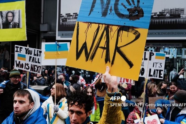 Protes dukungan terhadap Ukraina di Manhattan Times Square.