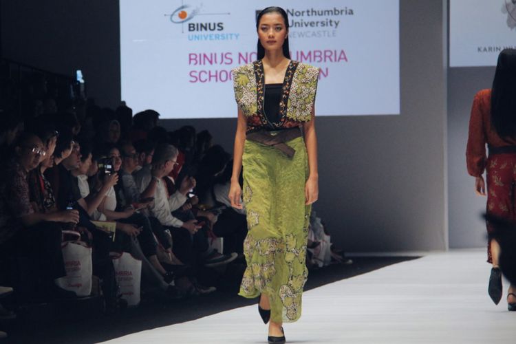 12 mahasiswa Binus Northumbria School of Design berkesempatan memamerkan karya busana ready-to-wear  terinspirasi motif batik dari kota Lasem, Jawa Tengah dalam Fashion Tent Jakarta Fashion Week 2019 Senayan City (23/10/2018).
