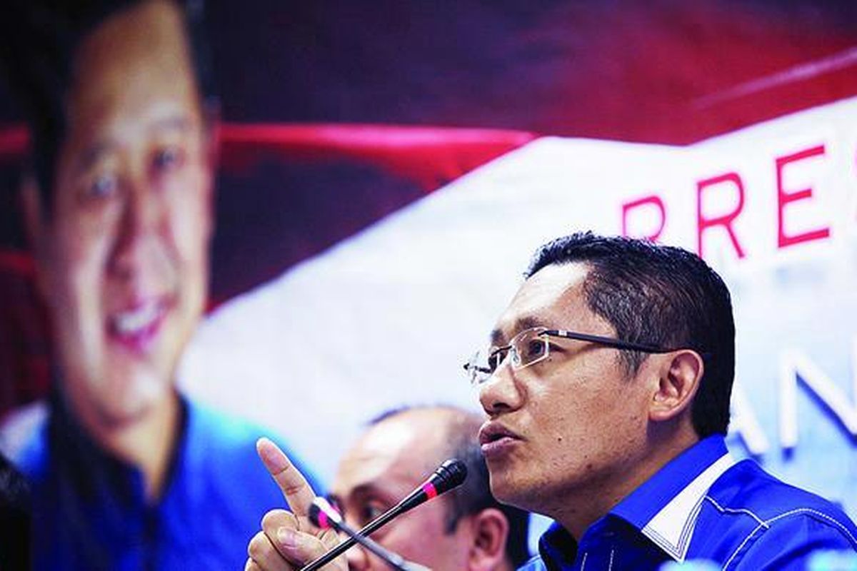 Ketua Umum Partai Demokrat Anas Urbaningrum bersama  Wakil Sekjen Saan Mustopa menyampaikan sikap politik atas kenaikan harga bahan bakar minyak (BBM) di kantor Dewan Pimpinan Pusat Partai Demokrat, Jakarta, Jumat (9/3). Partai Demokrat akan berjuang habis-habisan di DPR untuk mengusulkan bantuan kompensasi kenaikan harga BBM. Anas juga menanggapi berbagai tuduhan yang dilontarkan mantan Bendahara Umum Partai Demokrat Muhammad Nazaruddin.