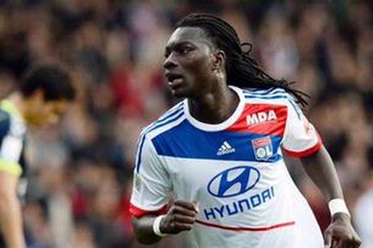 Bomber Olympique Lyon dari Perancis, Bafetimbi Gomis, merayakan golnya ke gawang Reims dalam laga pekan ke-13 Ligue 1 di Stadion Gerland, Minggu (18/11/2012). Lyon akhirnya menang 3-0. 