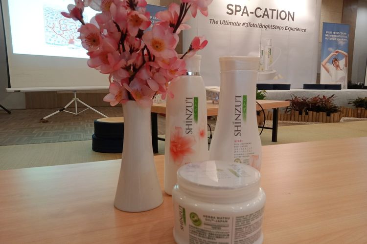 Shinzui perkenalkan beberapa produk body care yang mengandung herba matsu oil dalam acara Shinzui Spacation di Onsen Resort Batu, Jawa Timur, Kamis (11/8/2022).