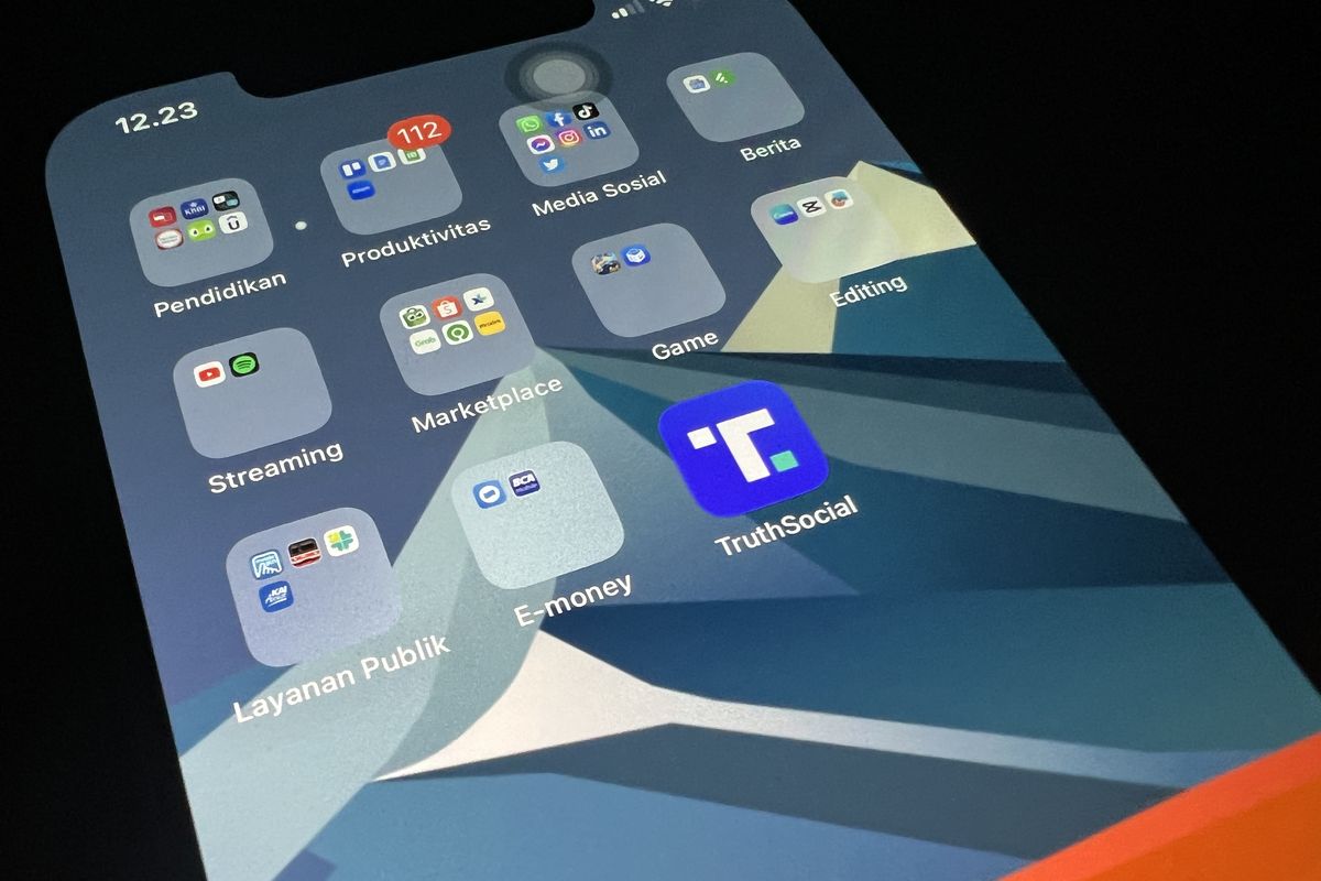 Aplikasi Truth Social yang ramai digaungkan warganet sebagai alternatif Twitter karena terdapat kebijakan pembatasan jumlah baca twit per hari.