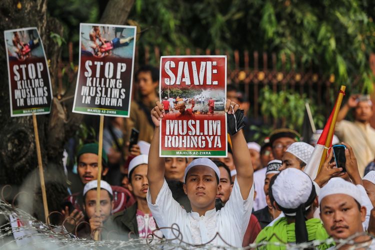 Massa menggelar aksi unjuk rasa di depan Kedutaan Besar (Kedubes) Myanmar di Jalan Agus Salim, Menteng, Jakarta Pusat, Rabu (6/9/2017). Massa mengecam tindakan kekerasan terhadap umat Islam Rohingya dan meminta Pemerintahan Republik Indonesia memutus hubungan diplomasi serta menurunkan bendera Myanmar di Kantor Kedutaaan Besar Myanmar.