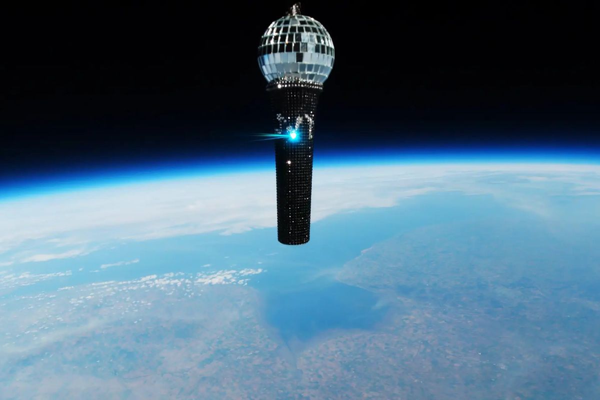 Foto mikrofon di video klip lagu SEVENTEEN yang diambil dari luar angkasa.