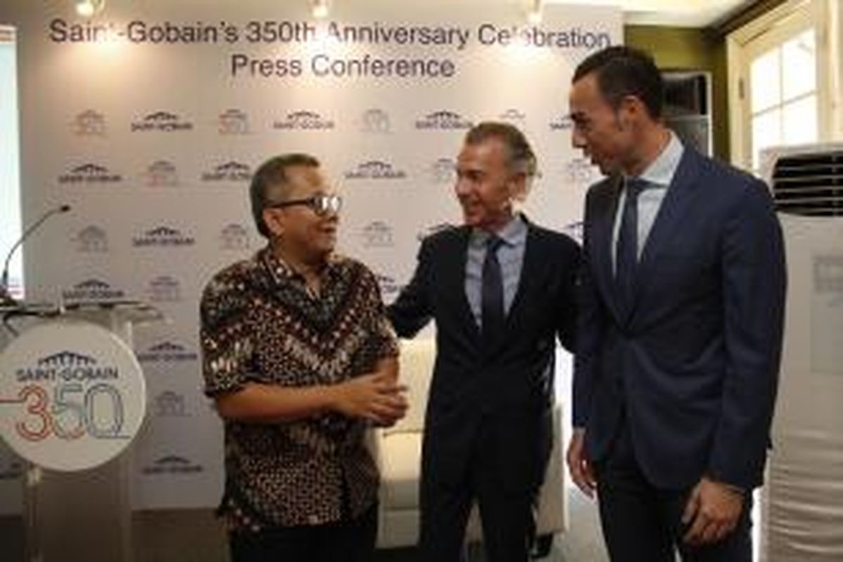 Anton Ginting (kiri), Marketing Director Mortar Utama, Javier Gimeno (tengah), General Delegate Asia-Pacific of Saint Gobain,dan José Martos (kanan), Direktur Utama Mortar Utama, dalam acara Press Conference 350 Tahun Saint Gobain. Perayaan ini telah dimulai sejak bulan Januari di Shanghai dan berakhir di Paris.