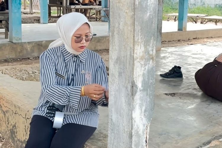 Sekolah Diperbaiki, Siswa SD di Sapudi Sumenep Ujian Berpindah dari Tiang ke Tiang