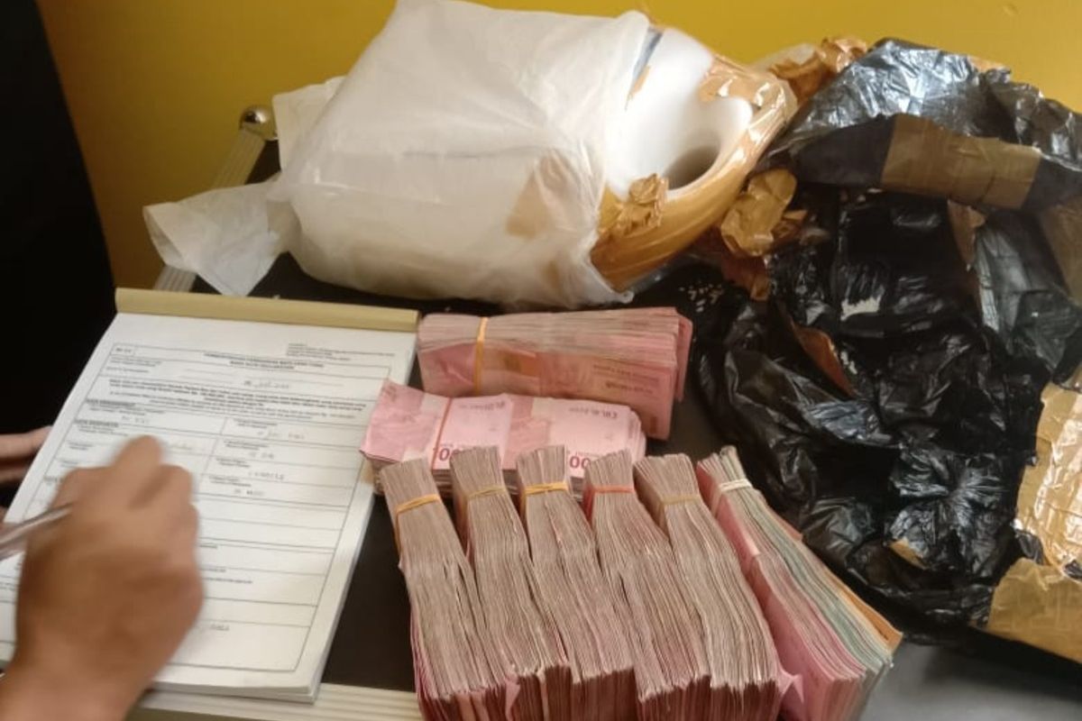 Uang tunai Rp 150 juta milik calon jamaah haji disimpan dalam jurigen.