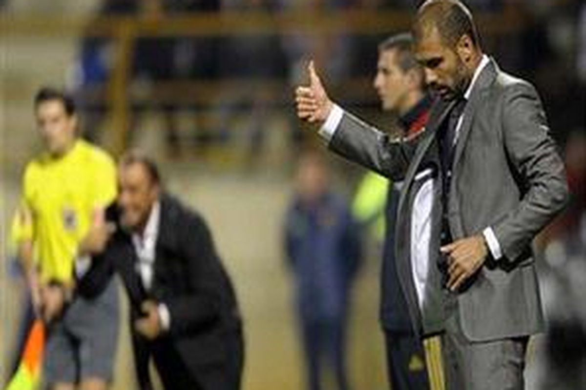 Pelatih Barcelona, Josep Guardiola (kanan).