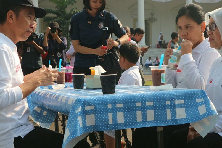 Presiden Joko Widodo bersama Ibu Negara Iriana di acara family gathering Kabinet Kerja