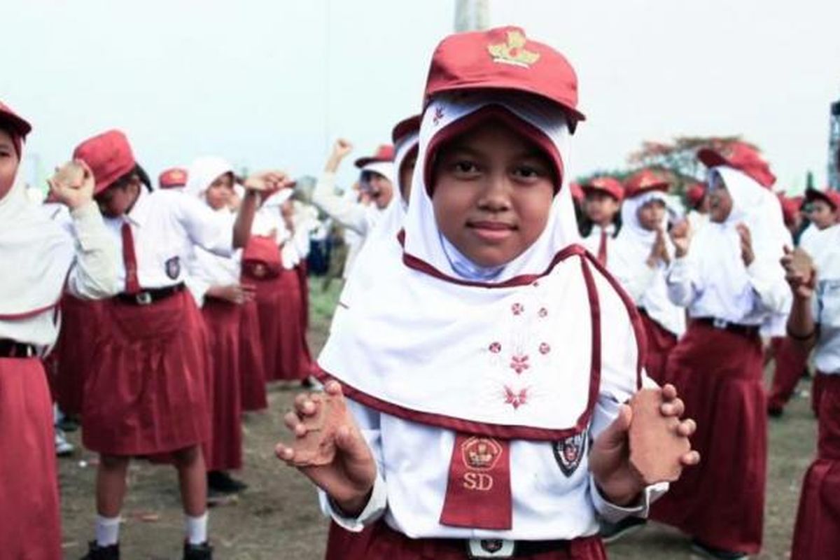 Ilustrasi siswa SD: Sejumlah siswa SD memegang kreweng usai memainkannya dengan digesek-gesekan di Ceramic Music Festival 2015, di lapangan Jatiwangi, Kecamatan Jatiwangi, Kabupaten Majalengka, Rabu petang (11/11/2015).