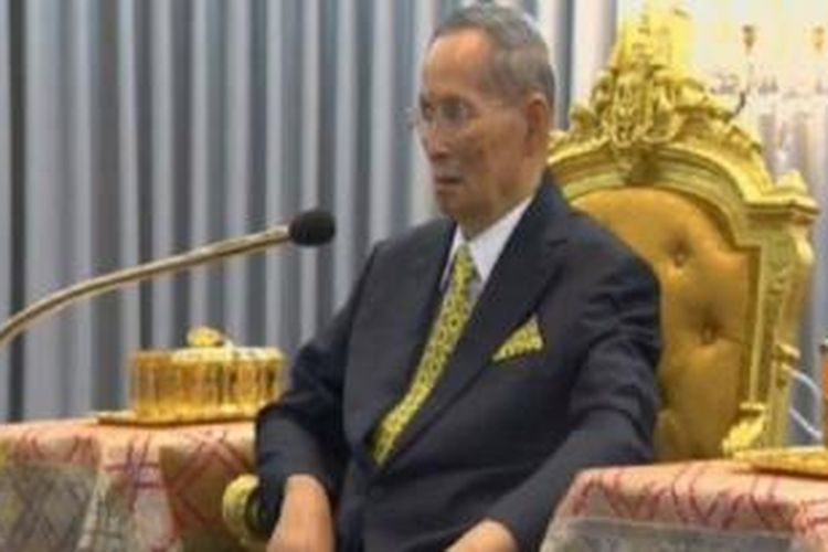 Raja Bhumibol tampak mengambil sumpah sejumlah hakim di rumah sakit Kota Bangkok tempat dia dirawat