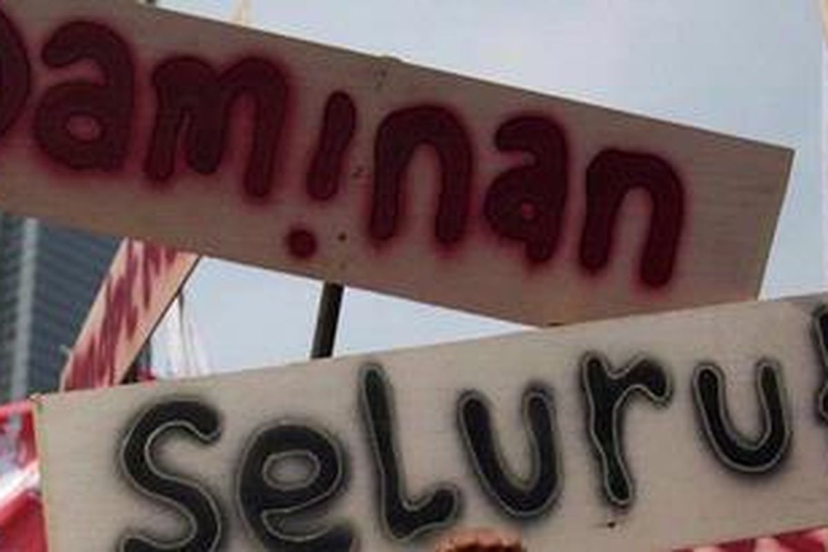 Buruh memadati kawasan Bundaran Hotel Indonesia, Jakarta, memperingati Hari Buruh Internasional (May Day), Minggu (1/5/2011). Para buruh yang datang dari berbagai daerah seperti Depok, Bekasi, Banten, tersebut untuk menuntut pengesahan Rancangan Undang-Undang Badan Penyelenggara Jaminan Sosial (BPJS). 