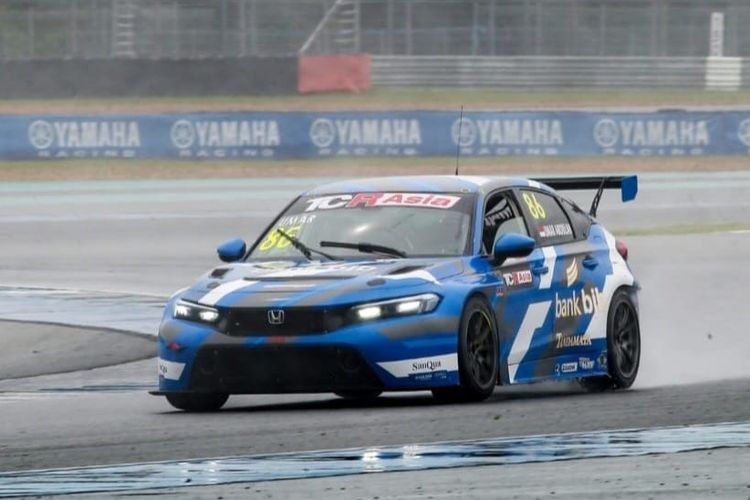 Umar Abdullah juarai TCR Asia Series Buriram, catat waktu terbaik di tengah hujan dan suspensi mobil rusak.