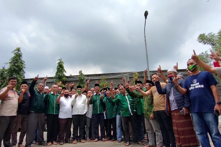 Pengurus dan kader PKB Tasikmalaya lebih memilih mantan ketua Haris Sanjaya, ketimbang menjalankan SK rekomendasi partai ke pasangan calon lain di Pilkada Tasikmalaya, Sabtu (17/10/2020).