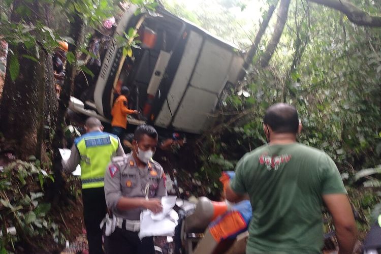 Sebuah bus rombongan wisata dari Kota Semarang masuk jurang sedalam 30 meter di jalur maut Sarangan - Tawangmangu.. Bus diduga mengalami rem blong sehingga menabrak besi pembatas jalan dan masuk jurang sedalam 30 meter.