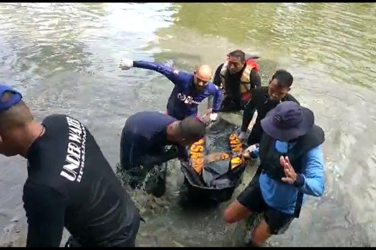 Evakuasi jasad Dimas dari Sungai Kalimas Surabaya, Senin (1/11/2021).