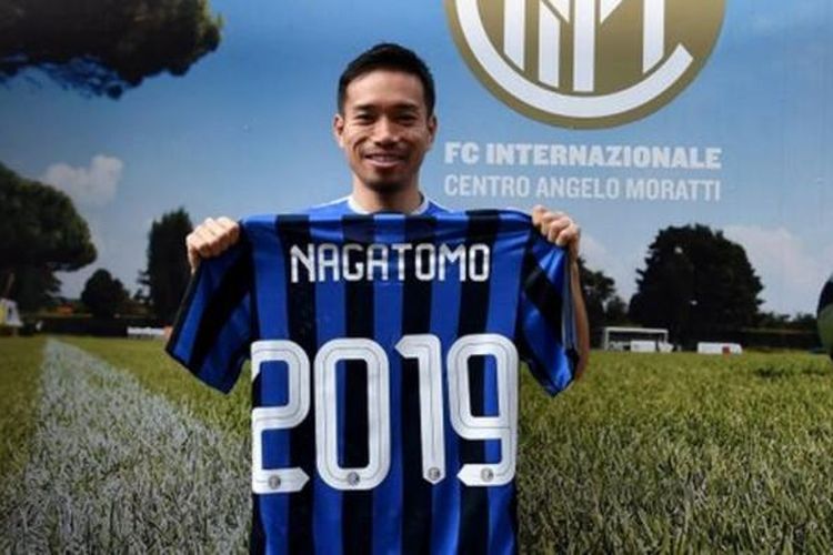 Yuto Nagatomo menandatangani pembaruan kontrak dengan Inter Milan, Jumat (8/4/2016).