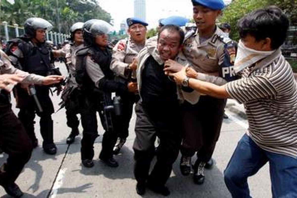 Polisi menangkap seorang pengunjuk rasa yang terlibat bentrok di depan gedung DPR RI, Jakarta, Selasa (2/3/2010). Unjuk Rasa bertepatan dengan berlangsungnya Paripurna Century ini berakhir dengan bentrokan.