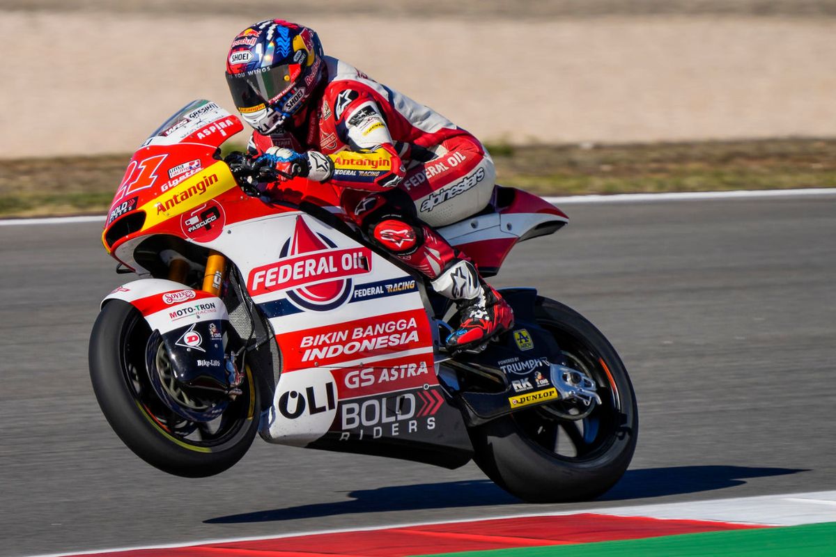 Pebalap Federal Oil Gresini Moto2 (FOGM2), Fabio Di Giannantonio, saat balapan pada Moto2 Algarve 2021